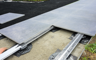 Een terras aanleggen met tegels in dit zomerse weer